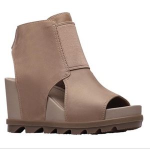Sorel Joanie II Wedge/bootie/sandal TAN SIZE 8